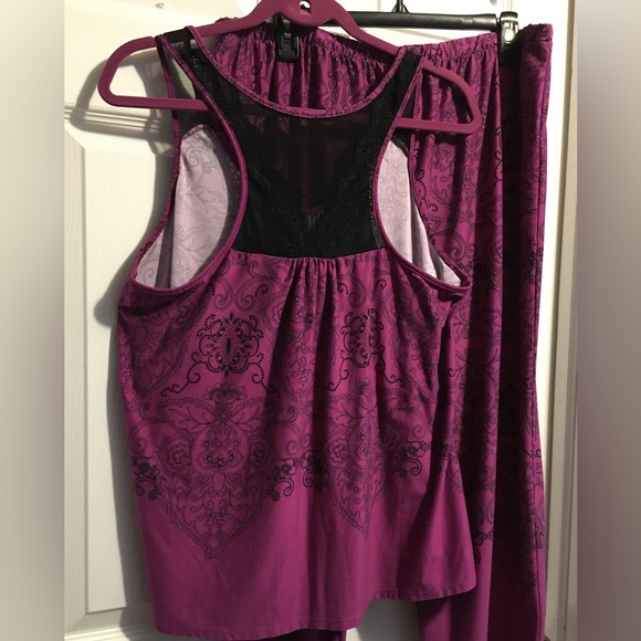 Woman’s 2 Piece INTIMATES Sleepwear Set. - Picture 5 of 15